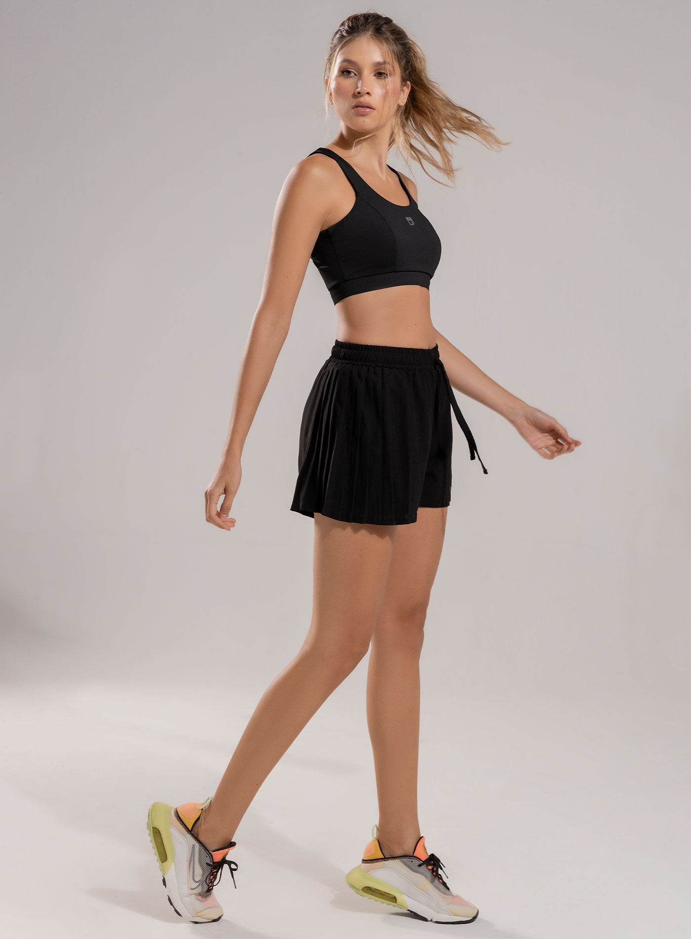 SHORT DEPORTIVO CON DISEÑO PLISADO Y SHORT INTERNO