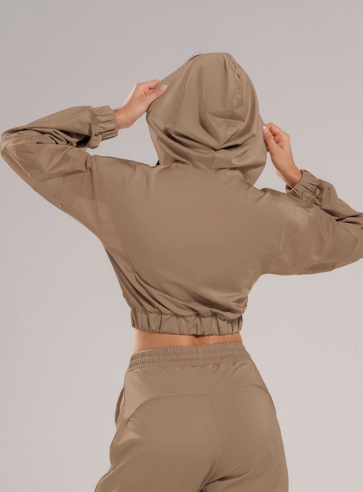 CHOMPA DEPORTIVA CON CORTES EN TELA SEMI TRANSPARENTE