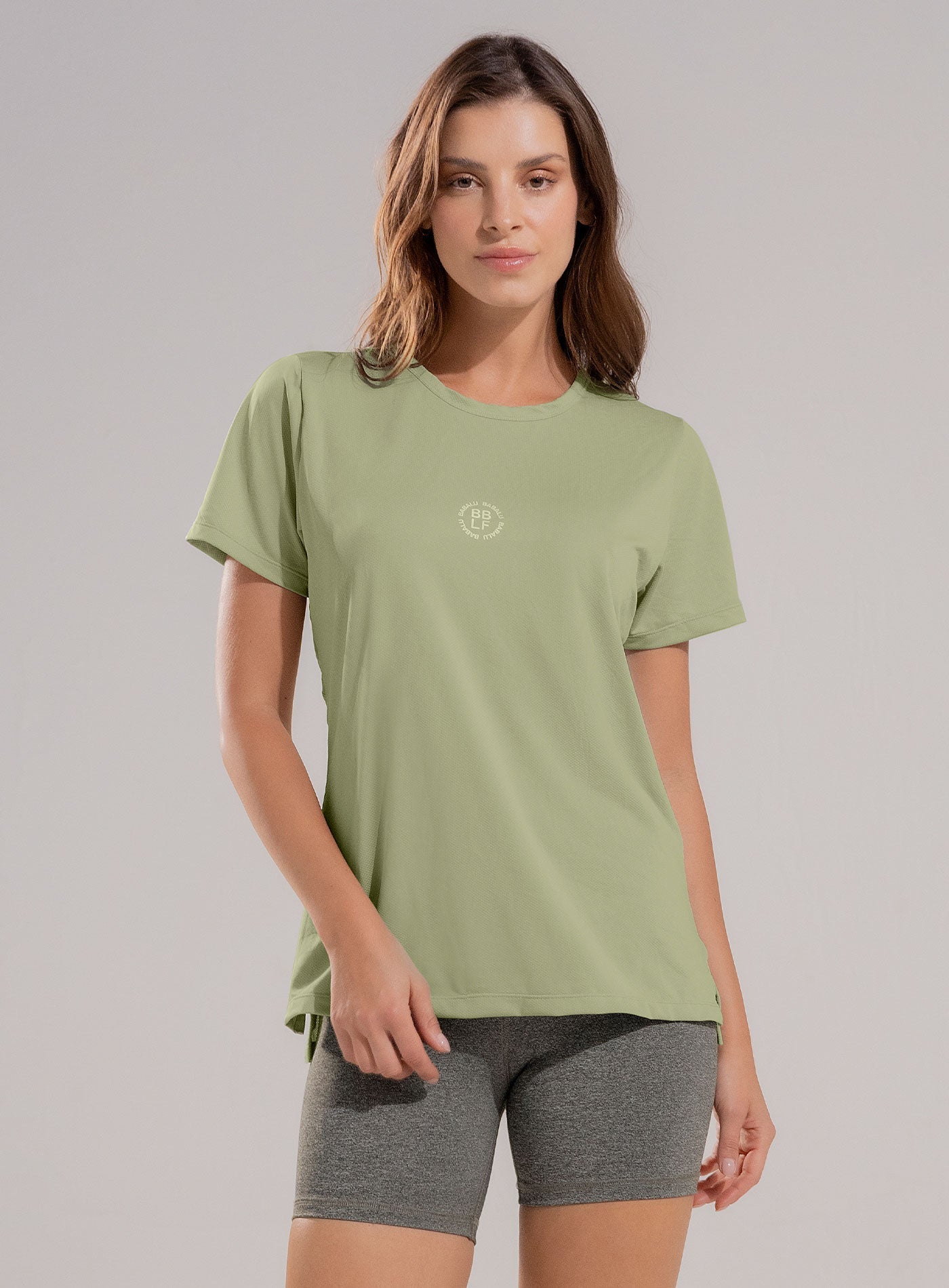 CAMISETA DEPORTIVA CON CORTES EN TELA SEMI TRANSPARENTE