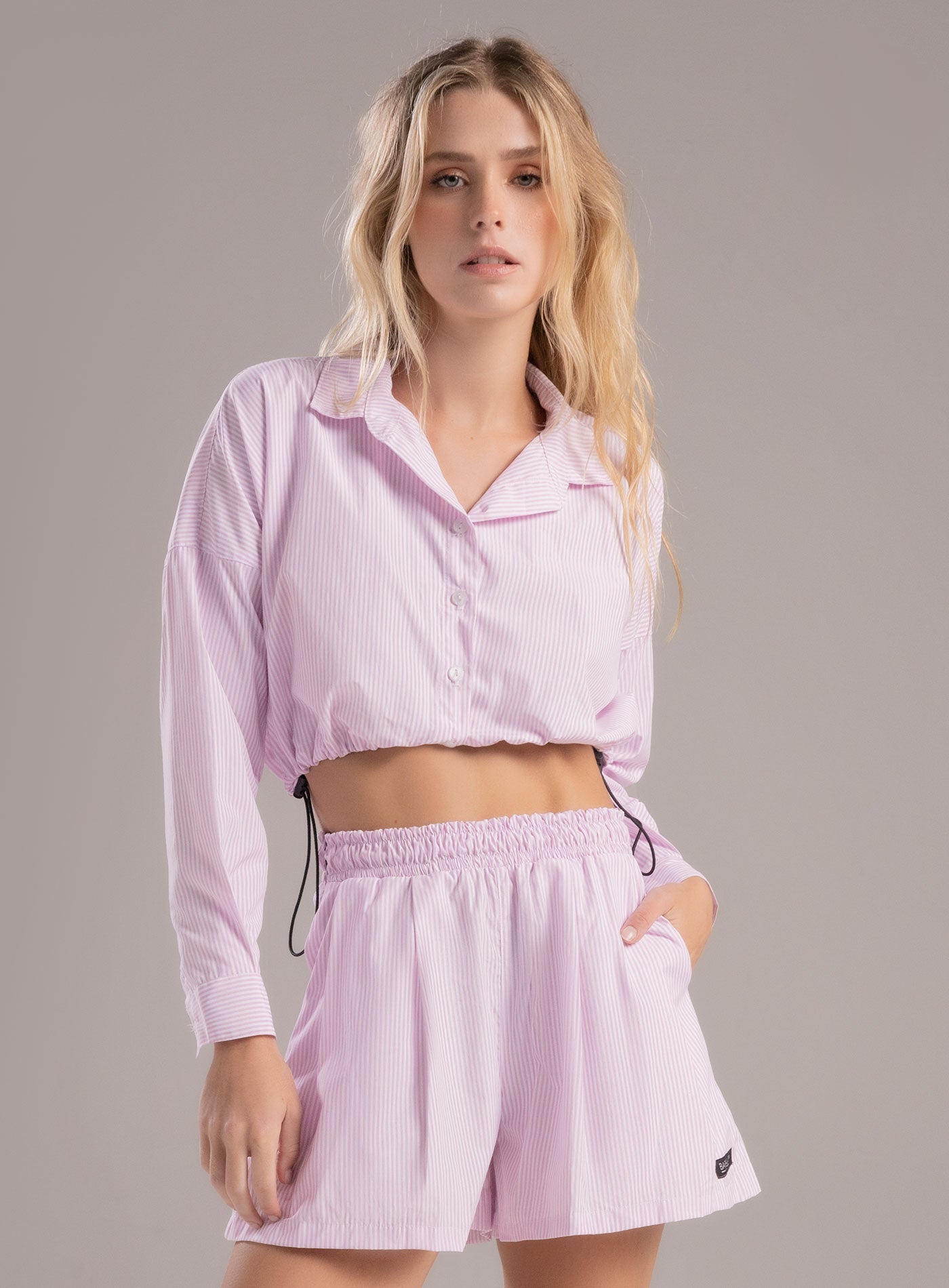 Blusa casual tipo camisa con cordón graduable