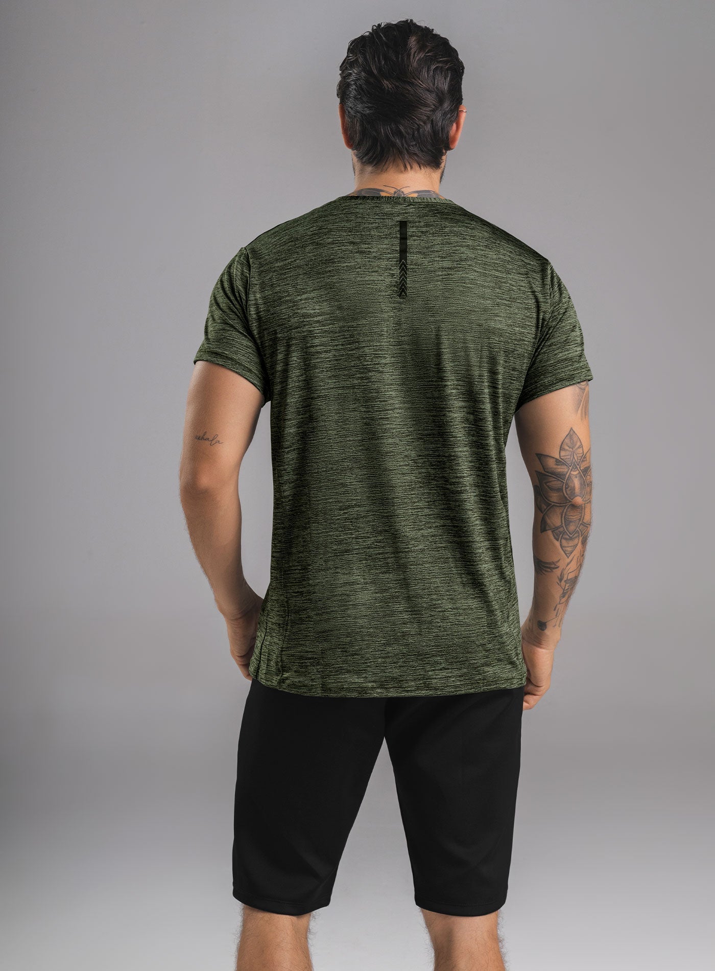 CAMISETA DEPORTIVA EN TELA CON DISEÑO