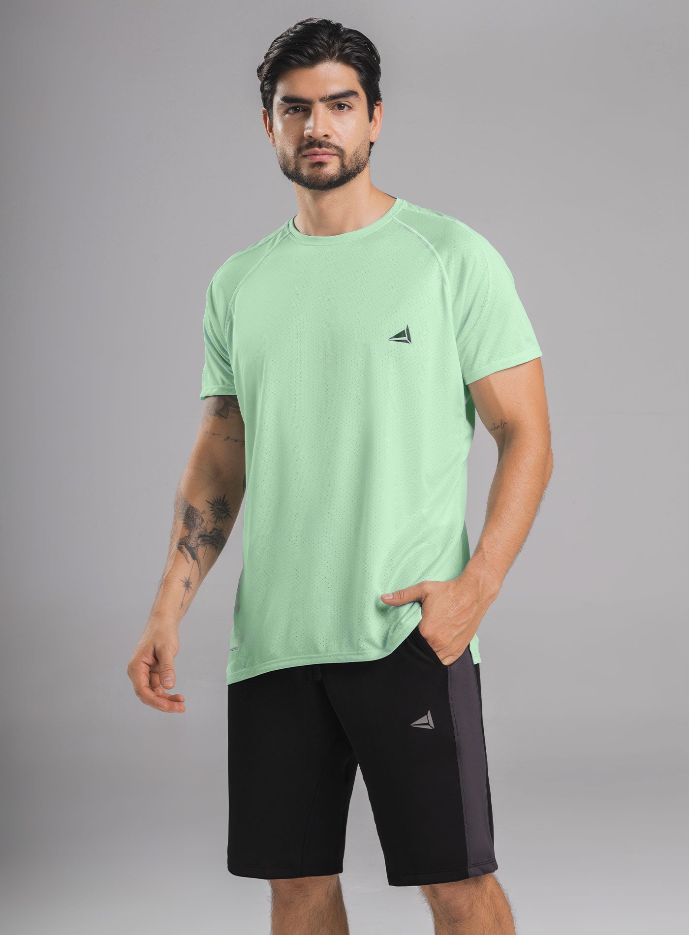 CAMISETA DEPORTIVA CON ESTAMPADO EN LA ESPALDA