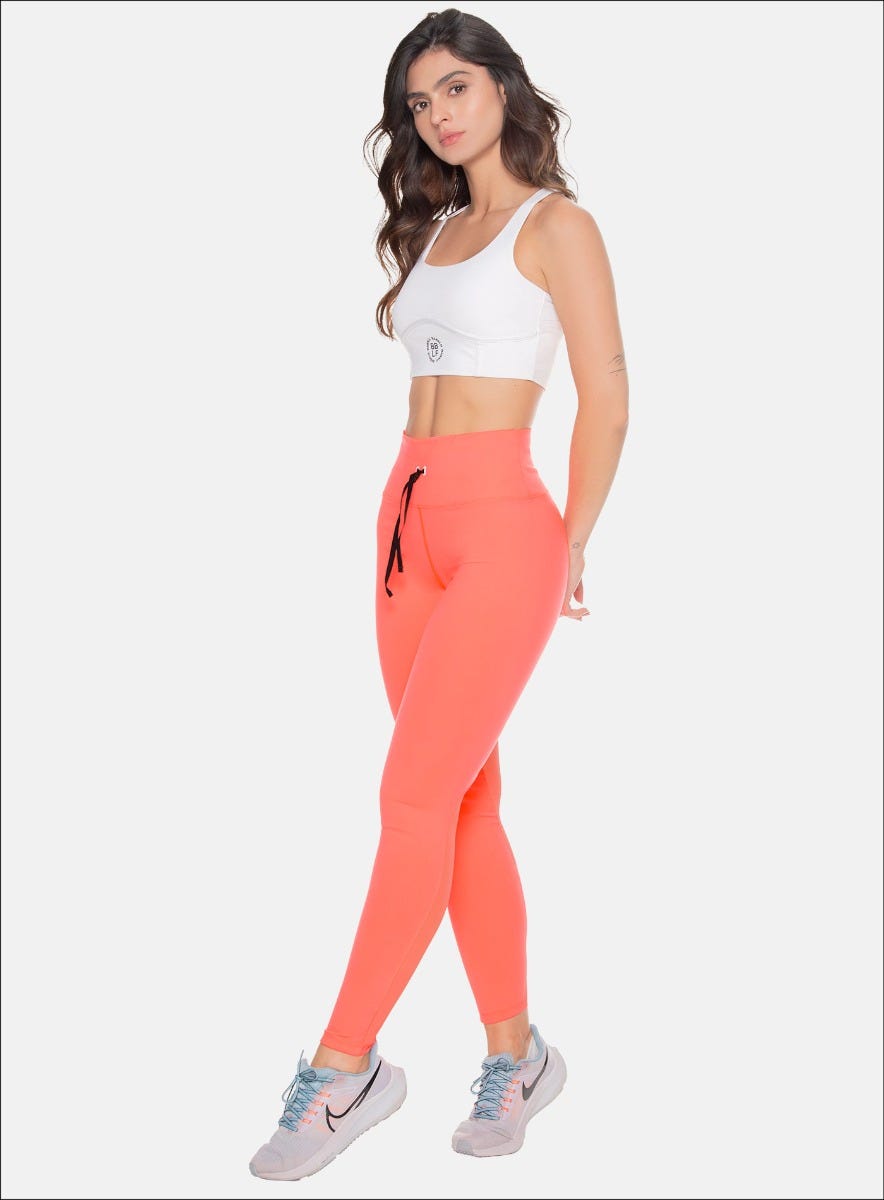 LEGGINS DEPORTIVO CON OJALETES TERMOSELLADOS  EN  PRETINA Y PASA CORDON, CON CORTE EN MALLA EN LA PIERNA POSTERIOR