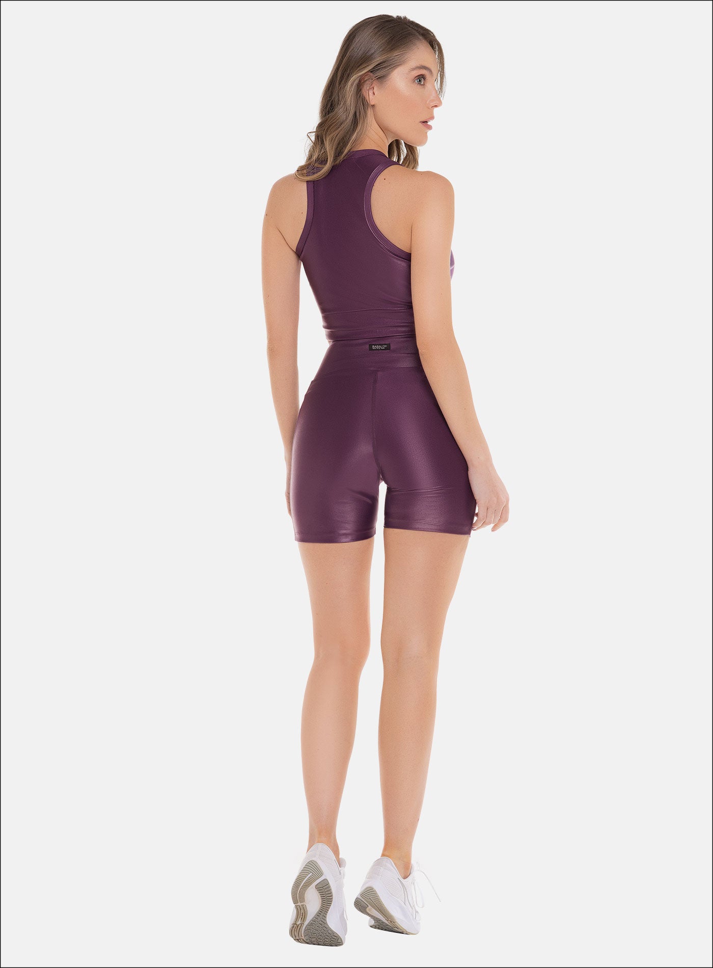 SHORT DEPORTIVO CON INSERTOS EN MALLA TELA APARIENCIA CUERO