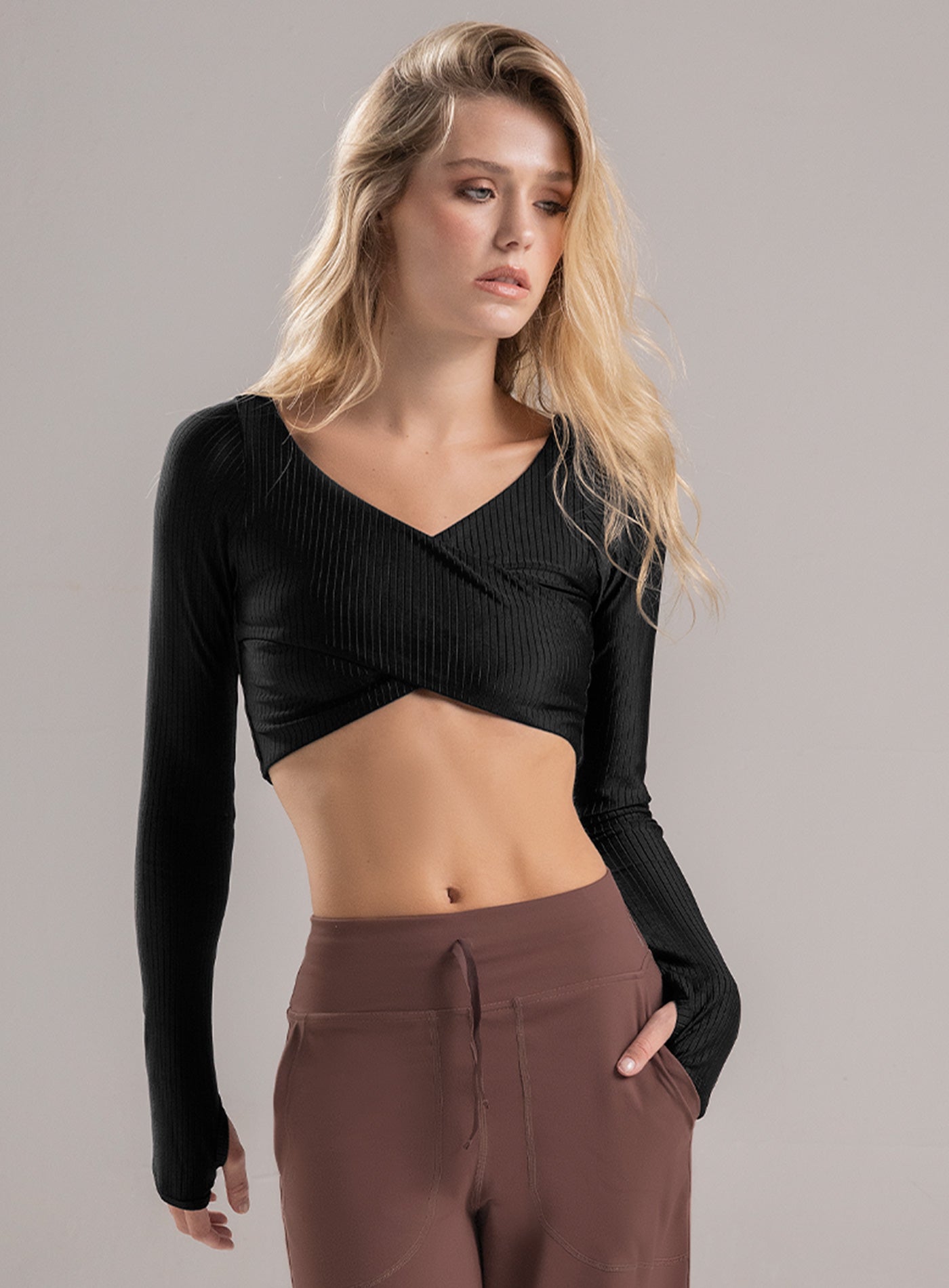 TOP DEPORTIVO CON EFECTO CRUZADO TELA RIB - PRECIO ESPECIAL