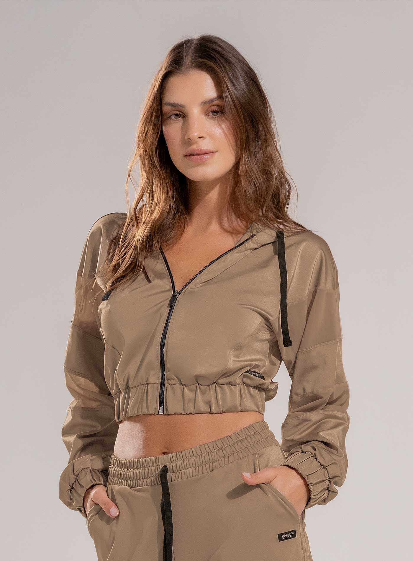 CHOMPA DEPORTIVA CON CORTES EN TELA SEMI TRANSPARENTE - PRECIO ESPECIAL
