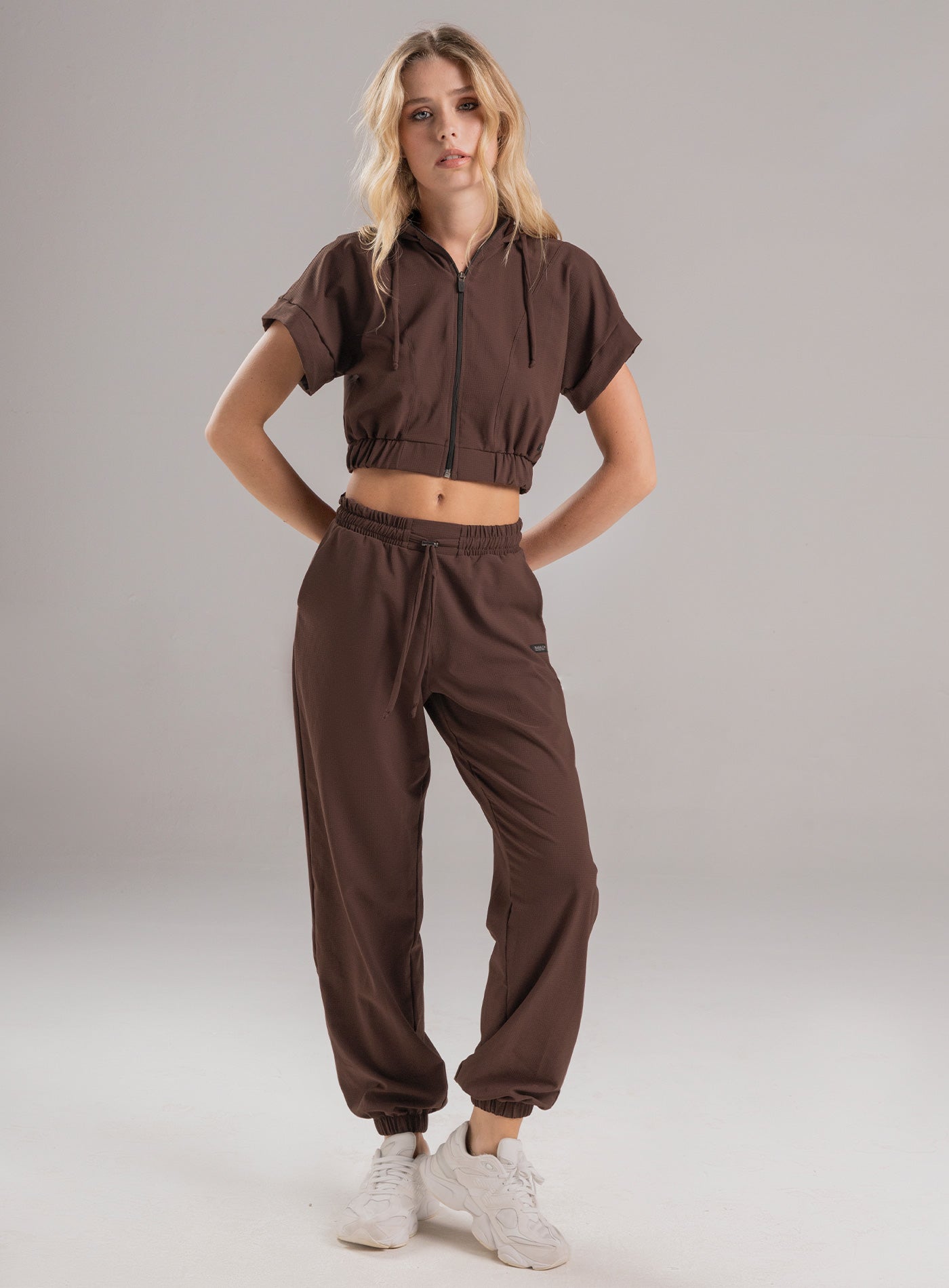 PANTALÓN DEPORTIVO EN TELA SEMI IMPERMEABLE