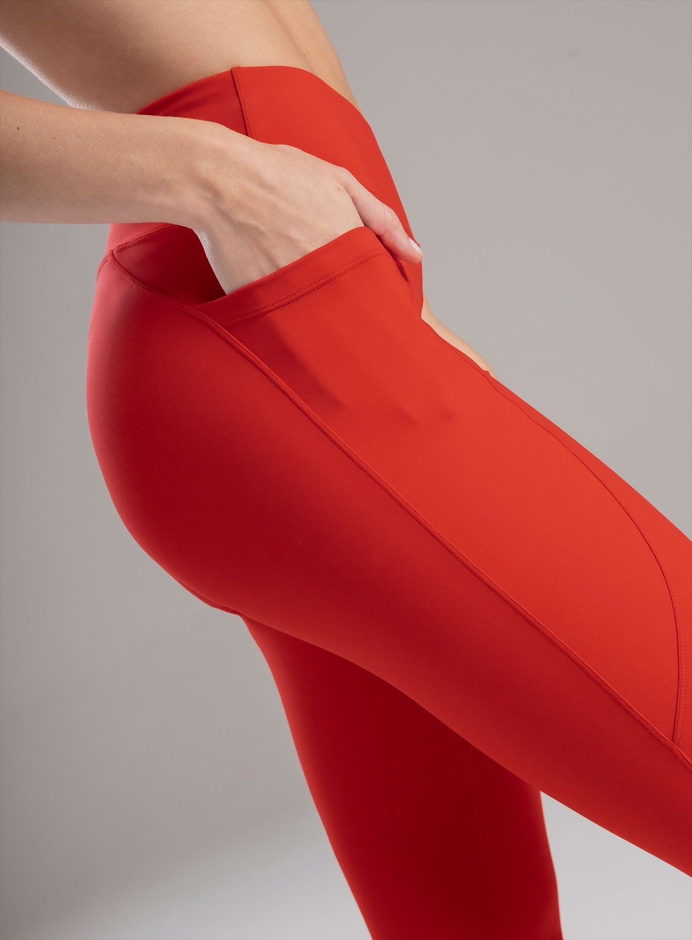 LEGGINS DEPORTIVO TELA SHERY CON BOLSILLOS EN LATERALES