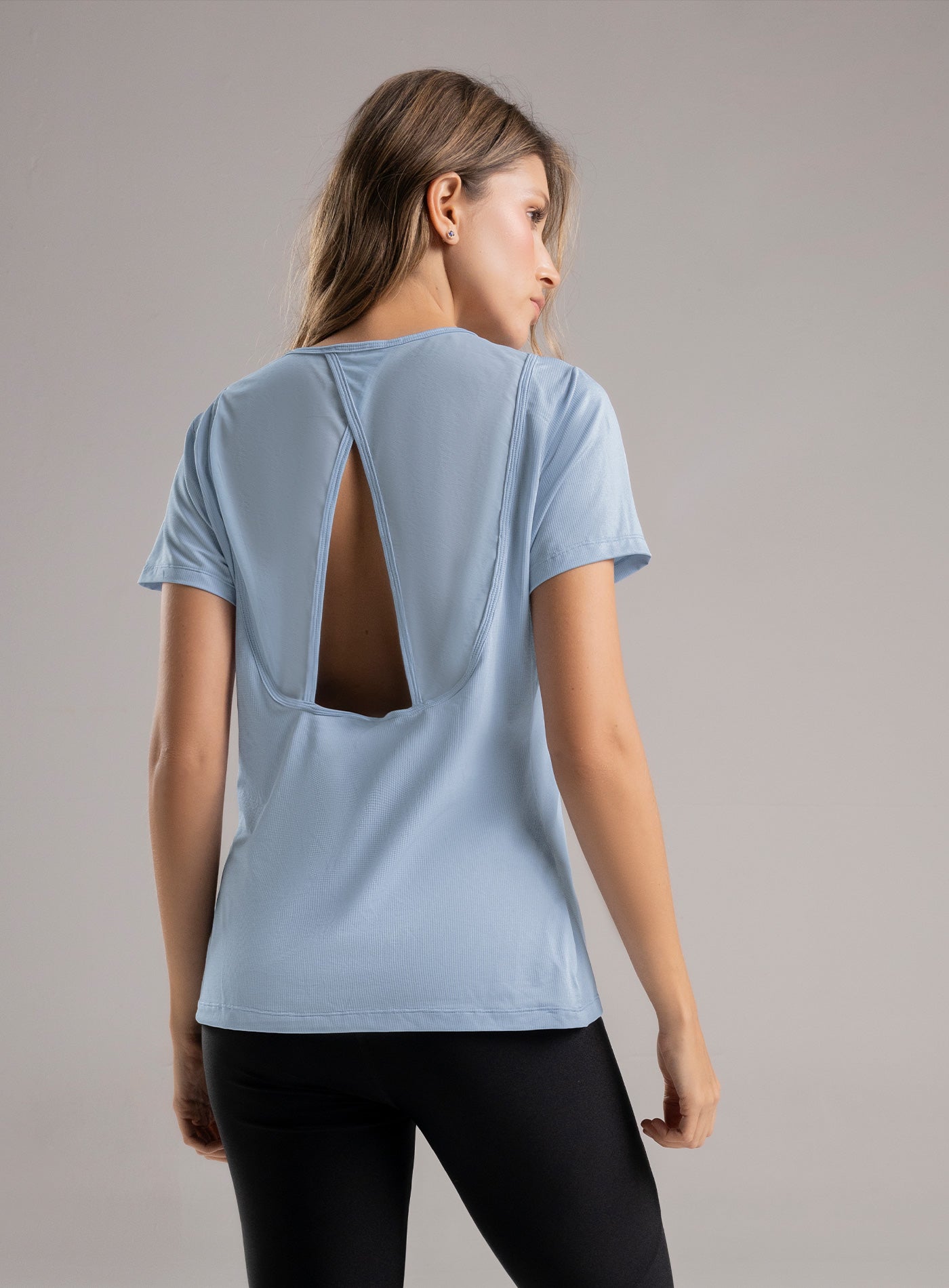 CAMISETA DEPORTIVA CON CORTES EN TELA SEMI TRANSPARENTE - PRECIO ESPECIAL