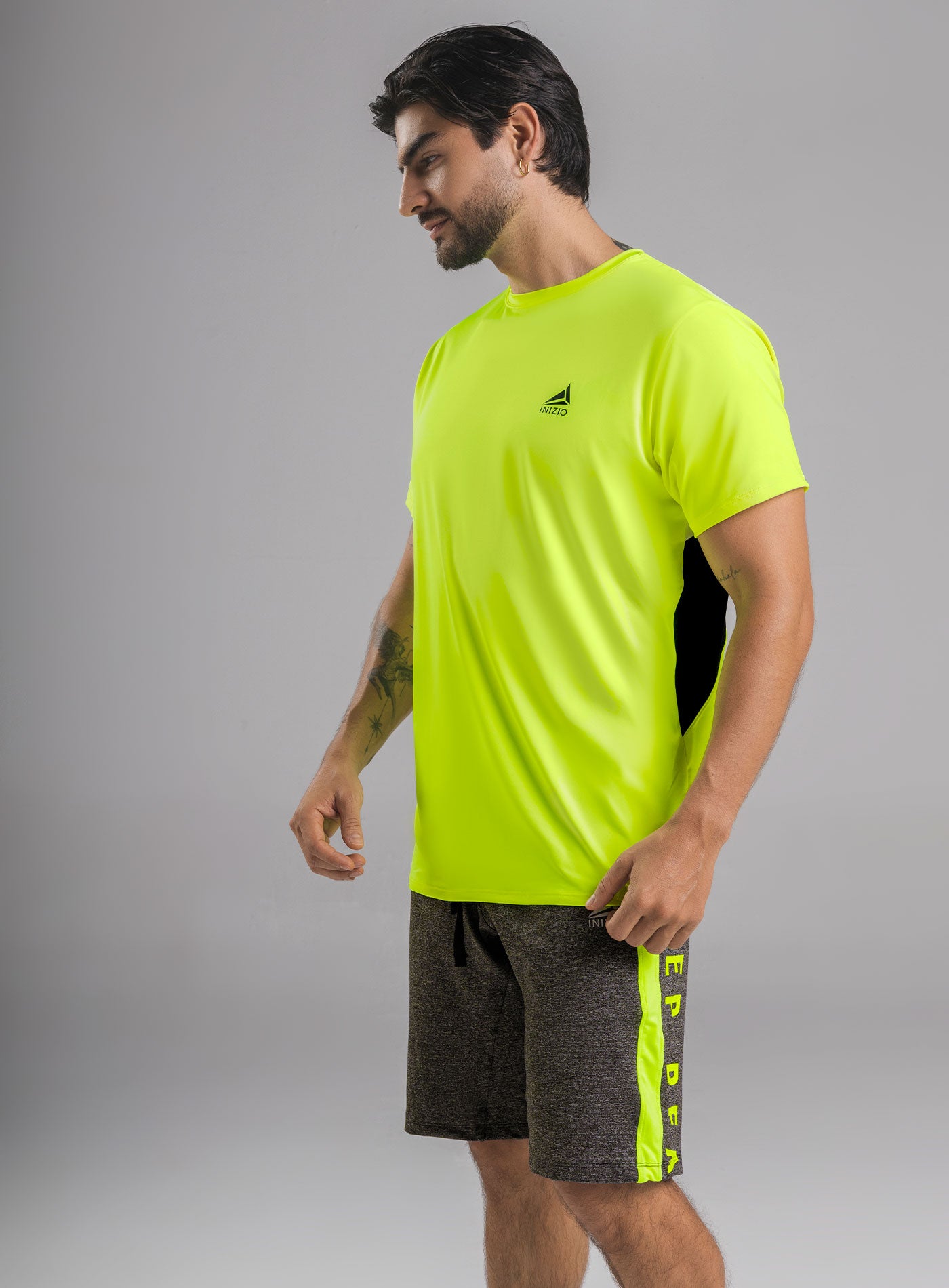 CAMISETA DEPORTIVA CON CORTES EN CONTRASTE