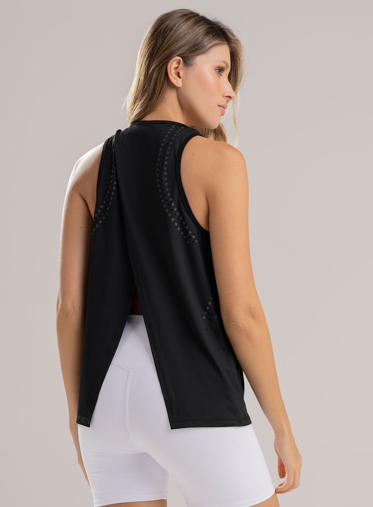 Blusa deportiva color negro para mujer, marca BABALÚ, referencia 113323, vista trasera. Compra al por mayor en int.babalu.com.co en USD.