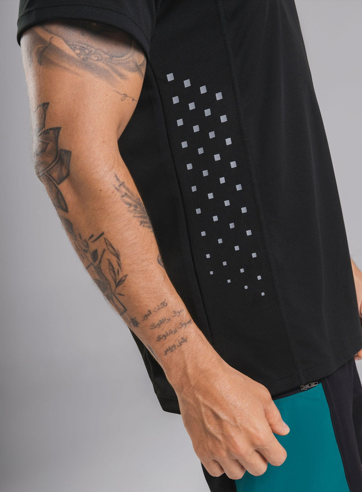 Camiseta deportiva color negro para hombre, marca INIZIO, referencia 86636, vista detalle. Compra al por mayor en int.babalu.com.co en USD.
