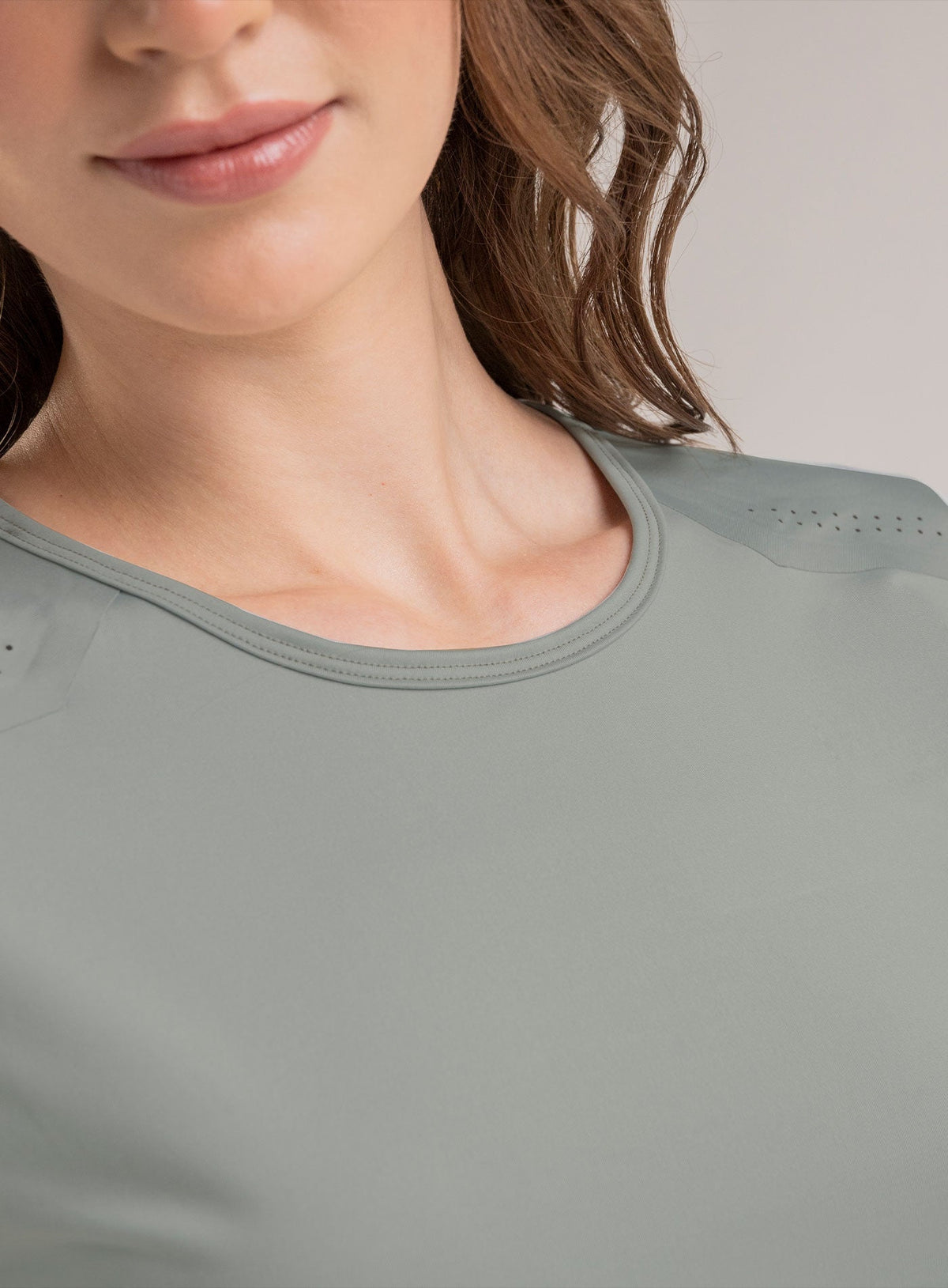 Camiseta deportiva color verde para mujer, marca BABALÚ, referencia 113793, vista detalle. Compra al por mayor en int.babalu.com.co en USD.
