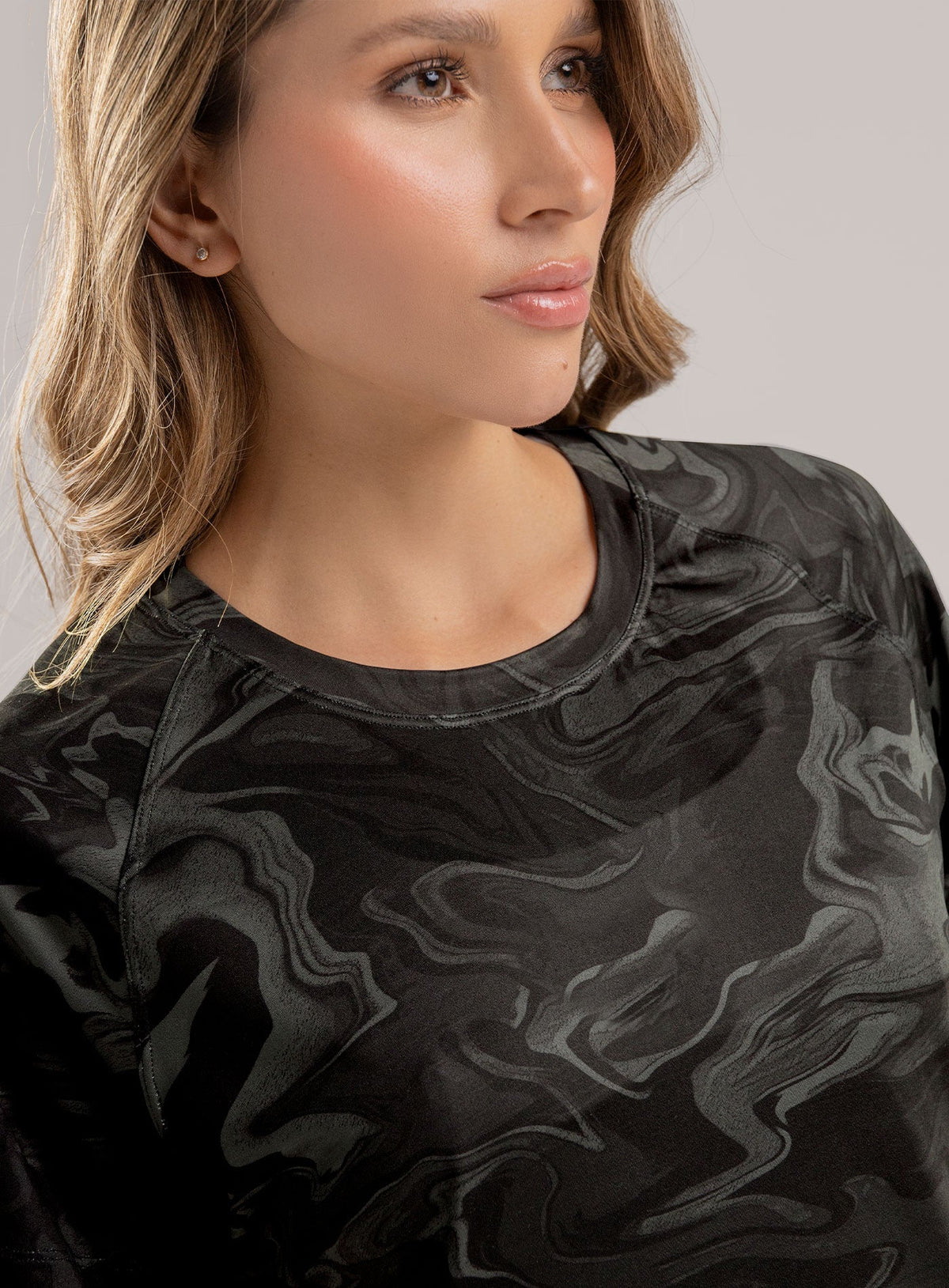Camiseta deportiva para mujer, marca BABALÚ, referencia 113883, vista detalle. Compra al por mayor en int.babalu.com.co en USD.