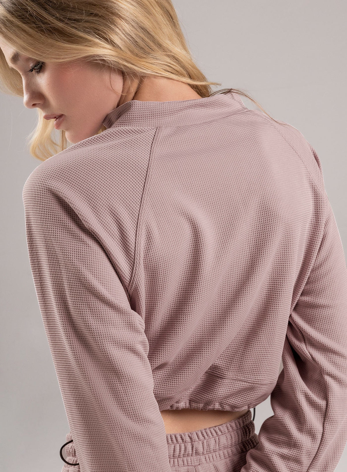 Chaqueta estilo color palo rosa para mujer, marca BABALÚ, referencia 113143, vista trasera. Compra al por mayor en int.babalu.com.co en USD.