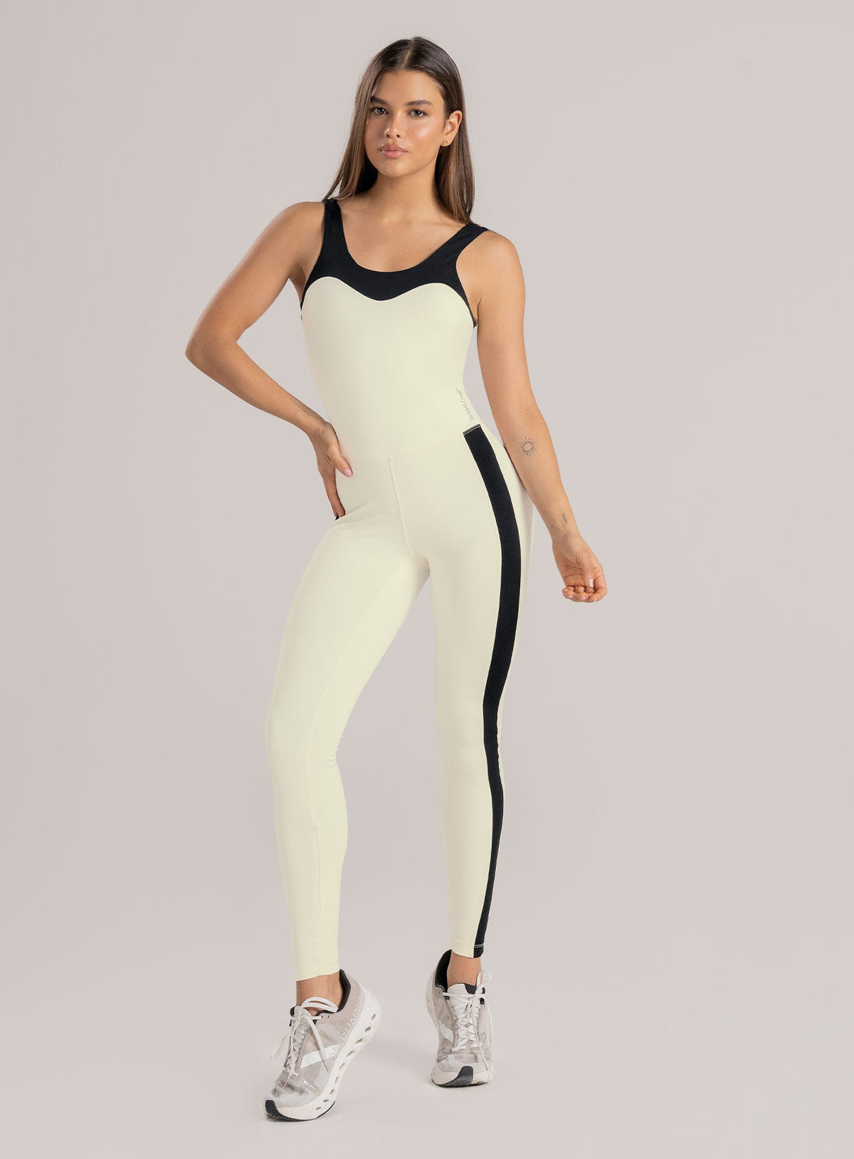 Enterizo deportivo color marfil para mujer, marca BABALÚ, referencia 114743, vista frontal. Compra al por mayor en int.babalu.com.co en USD.