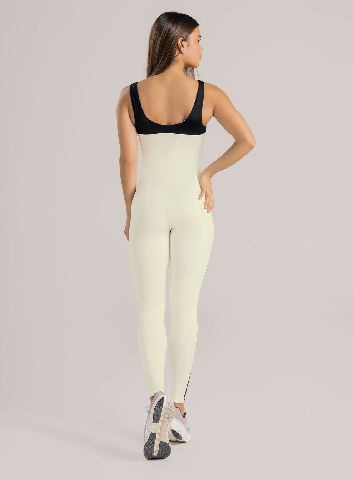 Enterizo deportivo color marfil para mujer, marca BABALÚ, referencia 114743, vista trasera. Compra al por mayor en int.babalu.com.co en USD.