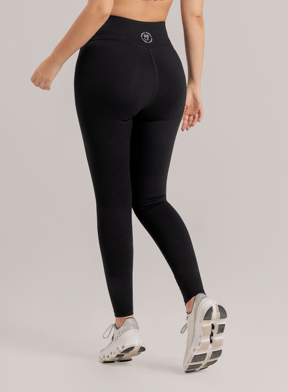 Leggins deportivo color negro para mujer, marca BABALÚ, referencia 111013, vista trasera. Compra al por mayor en int.babalu.com.co en USD.