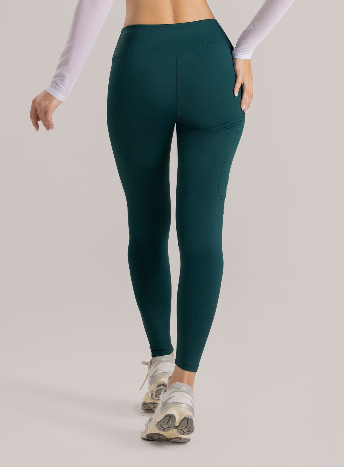 Leggins deportivo color verde para mujer, marca BABALÚ, referencia 113653, vista trasera. Compra al por mayor en int.babalu.com.co en USD.