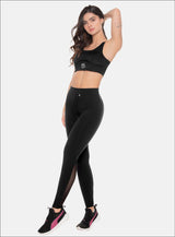 LEGGINS DEPORTIVO CON OJALETES TERMOSELLADOS  EN  PRETINA Y PASA CORDON, CON CORTE EN MALLA EN LA PIERNA POSTERIOR