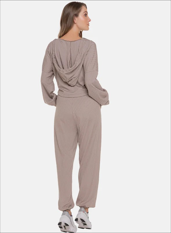 Pantalon casual color taupe para mujer, marca BABALÚ, referencia 111713, vista trasera. Compra al por mayor en int.babalu.com.co en USD.
