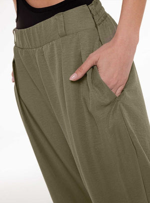 Pantalon casual color verde para mujer, marca BABALÚ, referencia 112173, vista detalle. Compra al por mayor en int.babalu.com.co en USD.