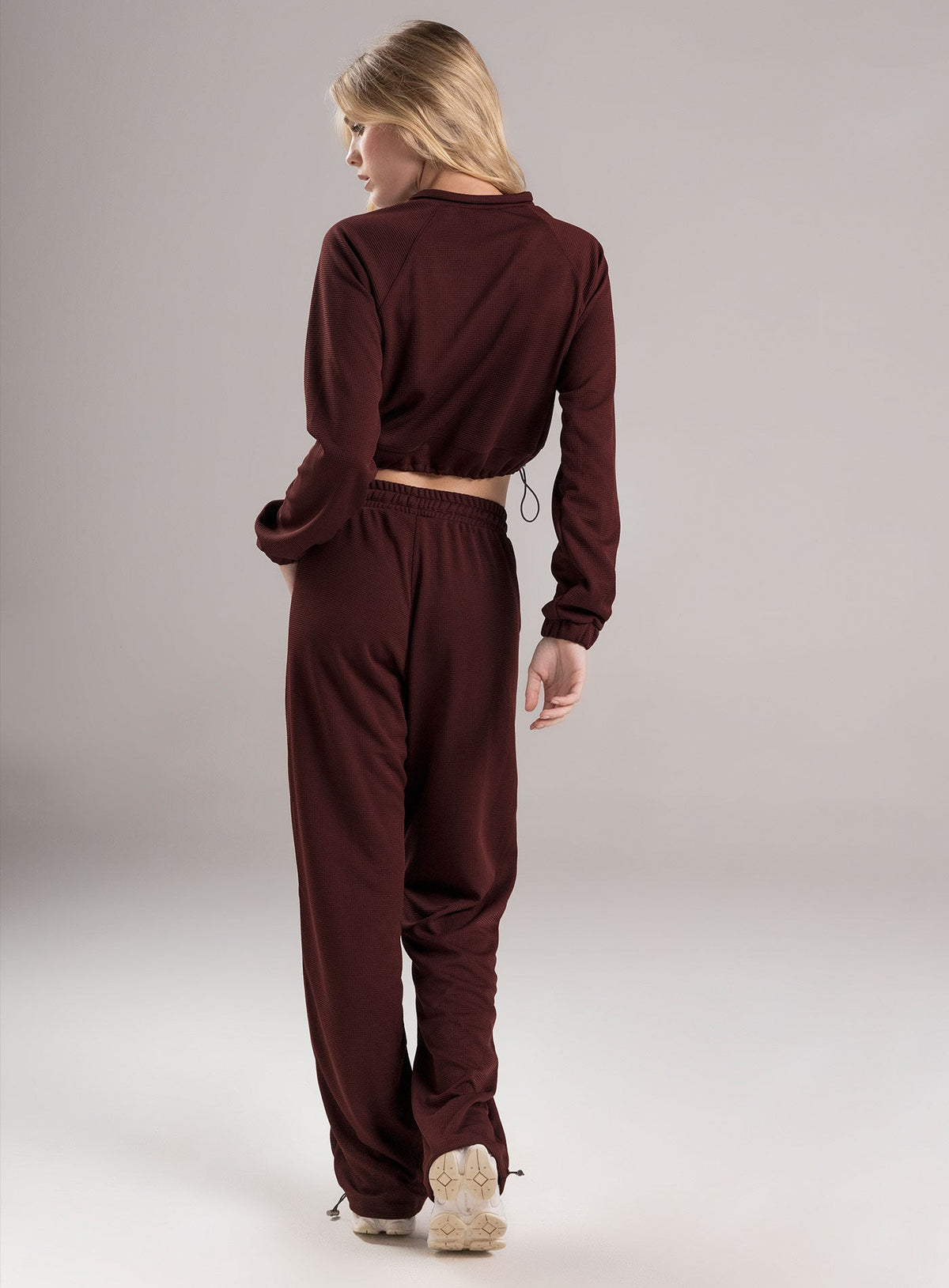 Pantalon estilo color vino tinto para mujer, marca BABALÚ, referencia 113153, vista trasera. Compra al por mayor en int.babalu.com.co en USD.