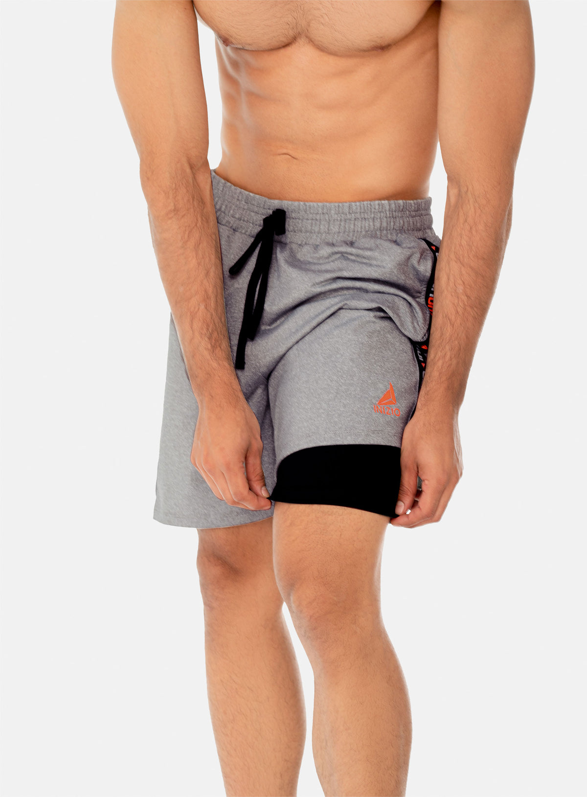 Pantaloneta deportiva color gris para hombre, marca INIZIO, referencia 86366, vista frontal. Compra al por mayor en int.babalu.com.co en USD.