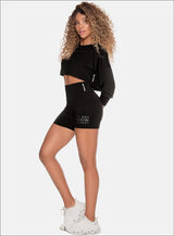 CICLISTA CORTO DEPORTIVO CON ESTAMPADO EN PIERNA IZQUIERDA