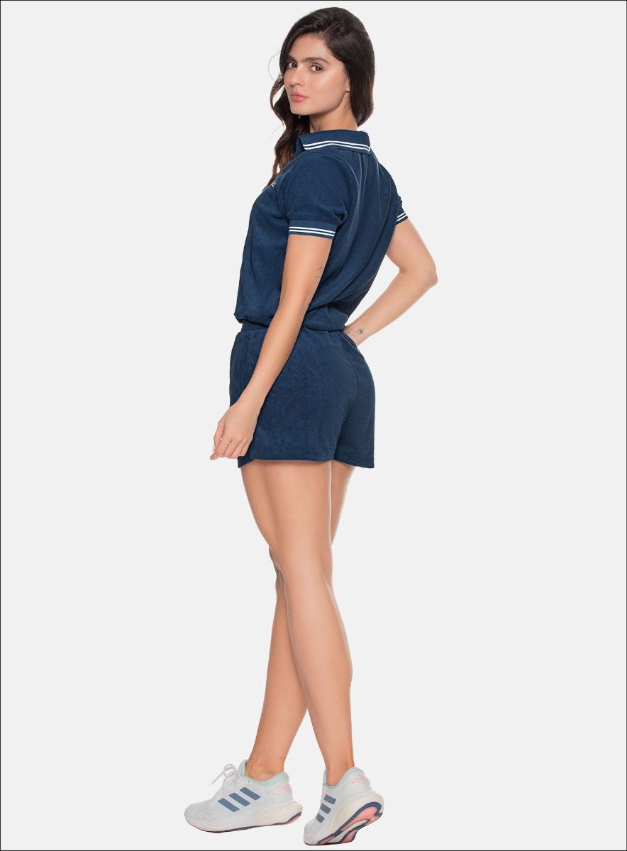 SHORT DEPORTRIVO TELA TIPO TOALLA CON BORDADO DECORATIVO PIERNA IZQUIERDA