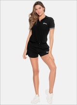 SHORT DEPORTRIVO TELA TIPO TOALLA CON BORDADO DECORATIVO PIERNA IZQUIERDA