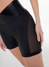 SHORT DEPORTIVO CON INSERTOS EN MALLA TELA APARIENCIA CUERO