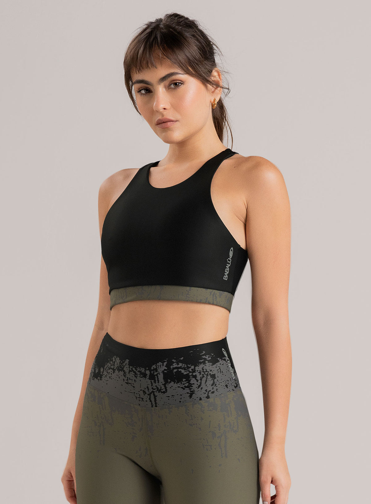 Top deportivo color gris para mujer, marca BABALÚ, referencia 113713, vista frontal. Compra al por mayor en int.babalu.com.co en USD.