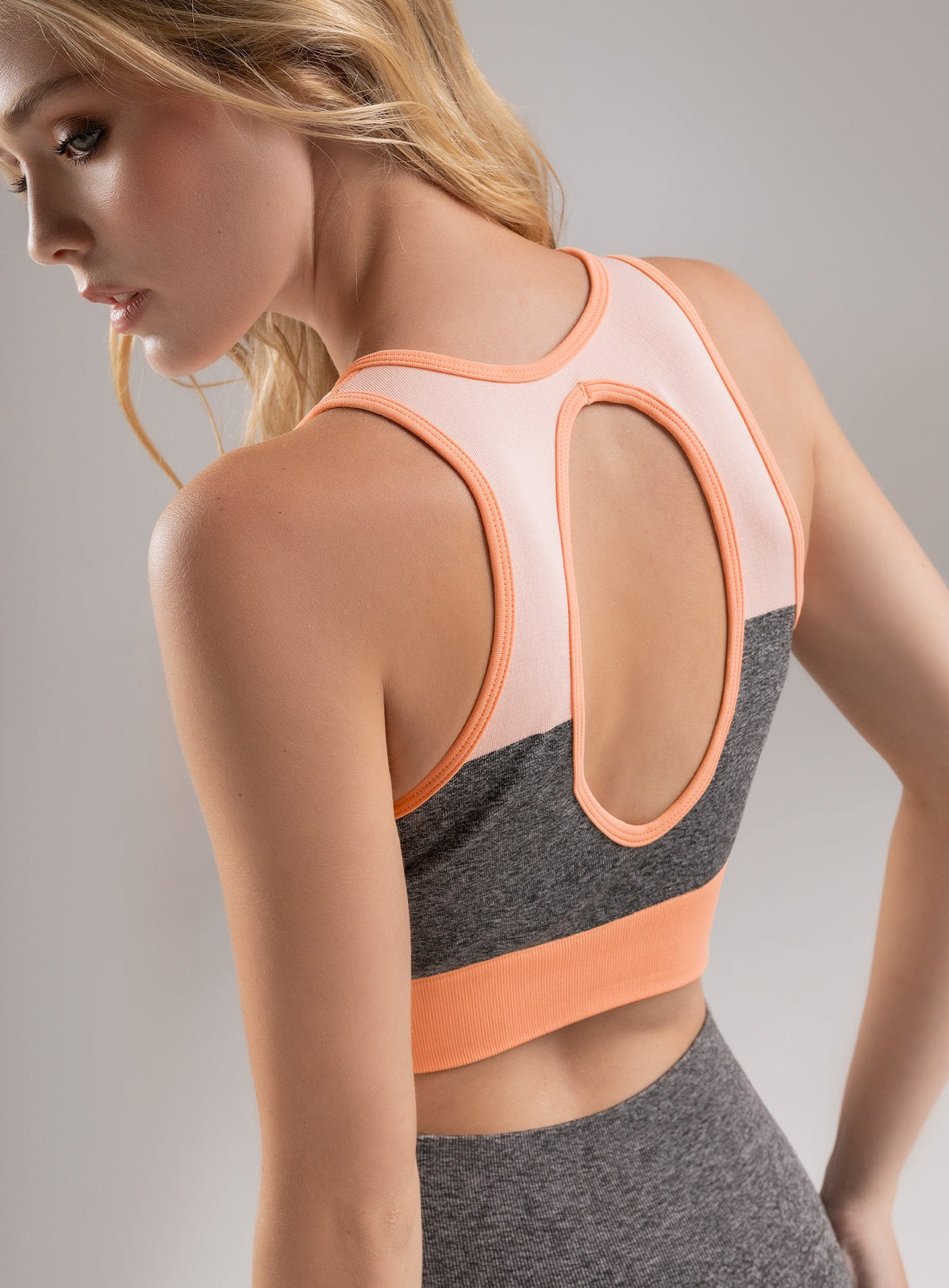 Top deportivo color mandarina para mujer, marca BABALÚ, referencia 108933, vista trasera. Compra al por mayor en int.babalu.com.co en USD.