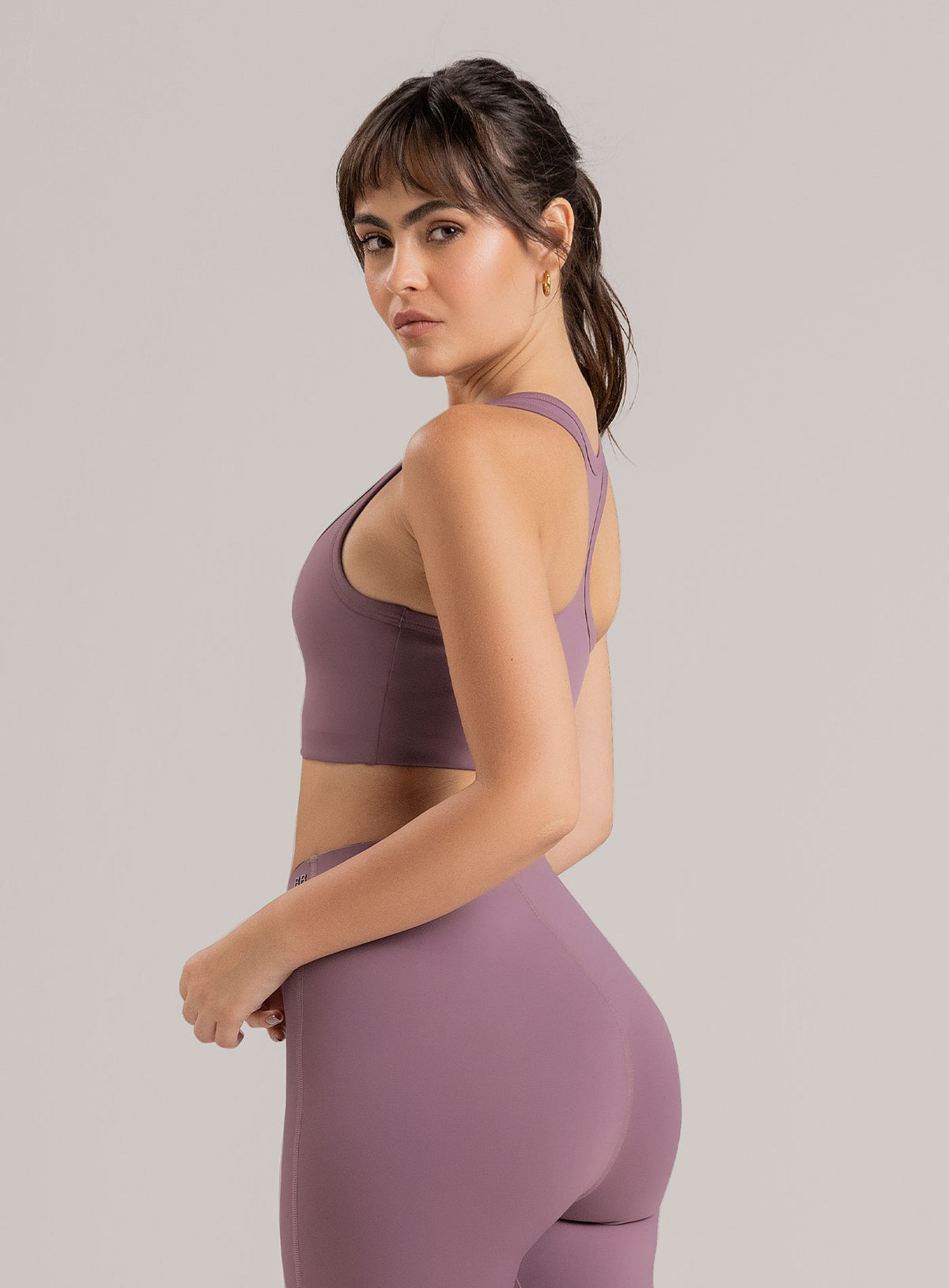 Top deportivo color mora leche para mujer, marca BABALÚ, referencia 115373, vista lateral. Compra al por mayor en int.babalu.com.co en USD.