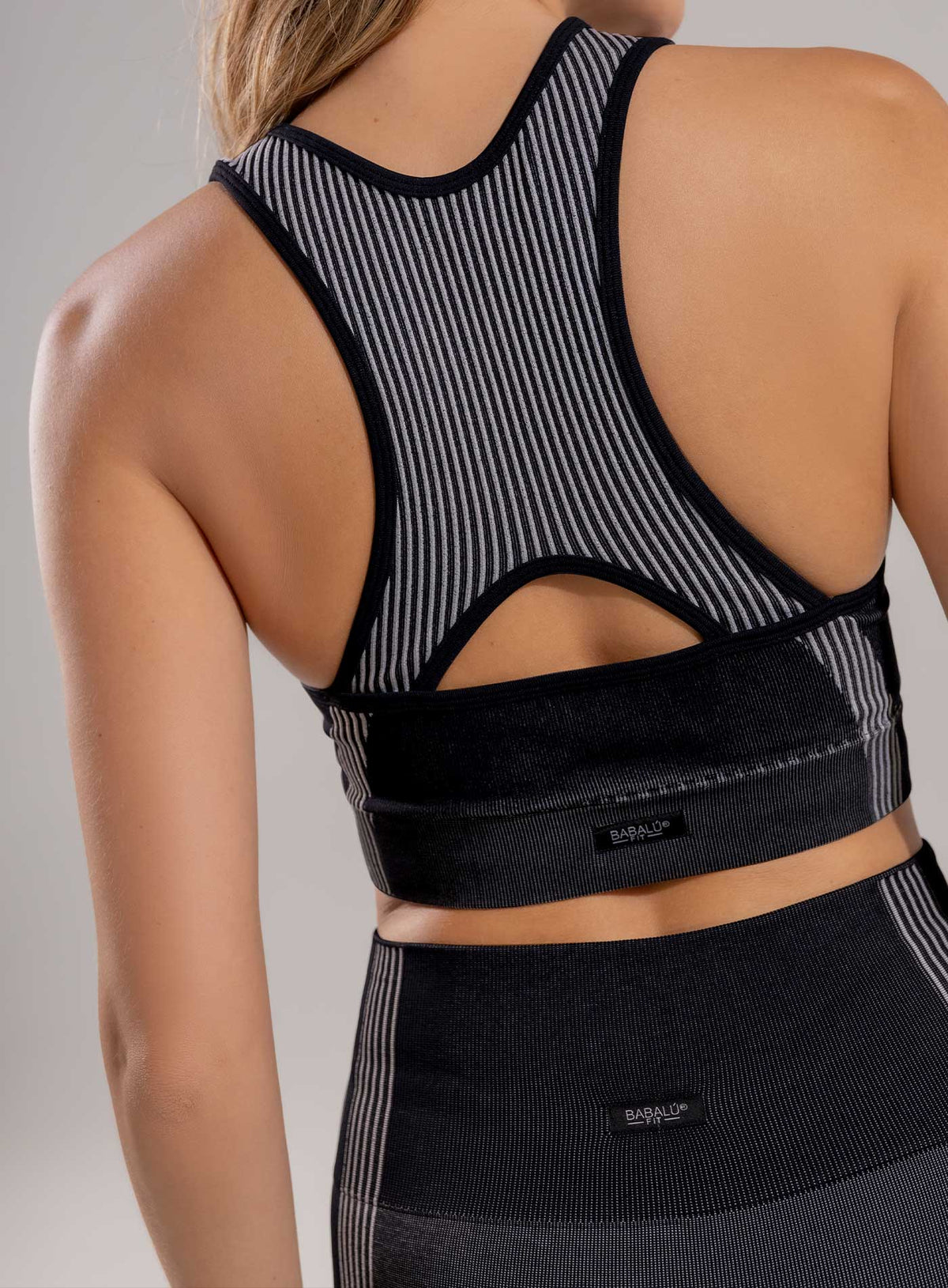 Top deportivo color negro para mujer, marca BABALÚ, referencia 113223, vista trasera. Compra al por mayor en int.babalu.com.co en USD.