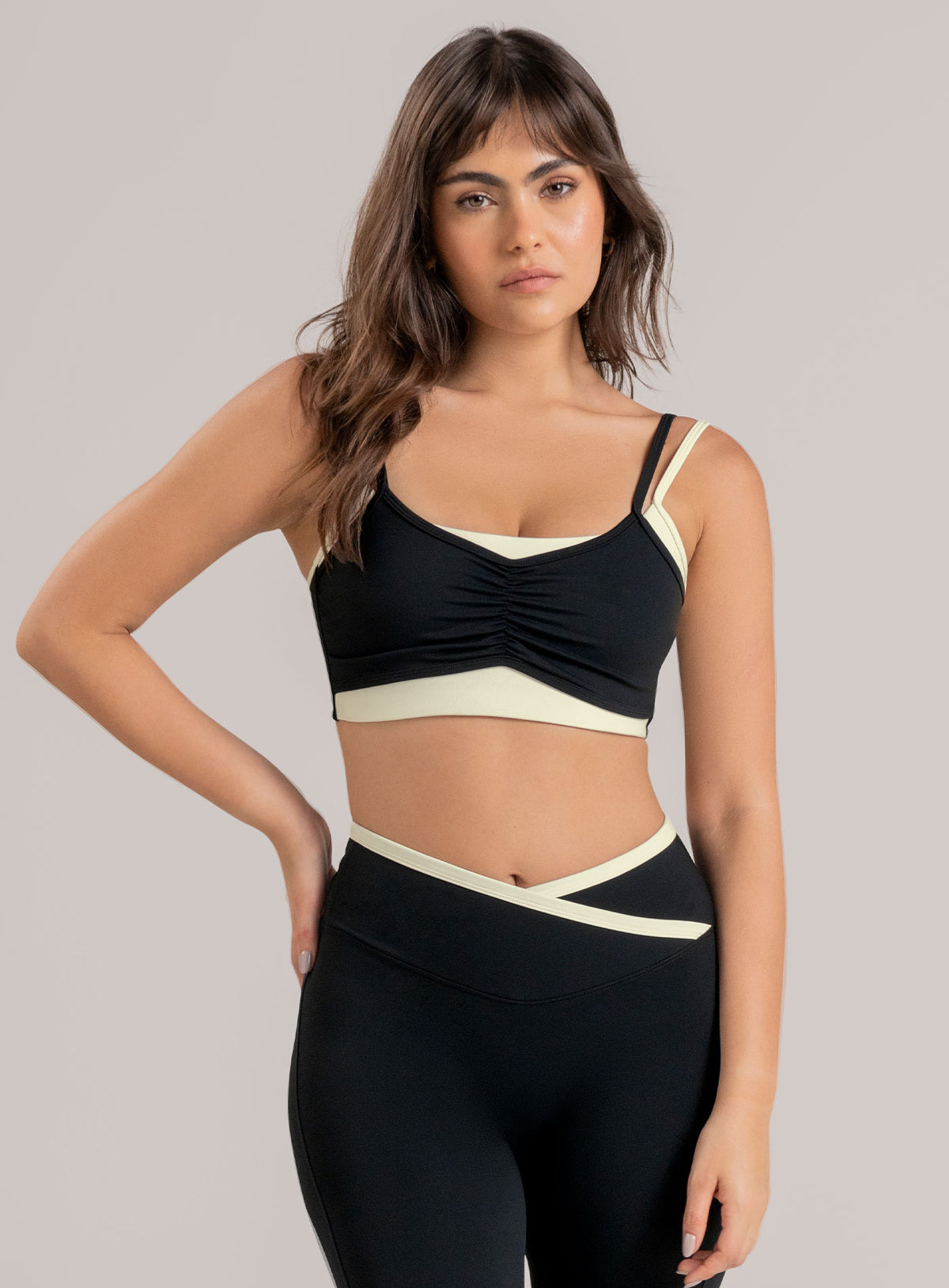 Top deportivo color negro para mujer, marca BABALÚ, referencia 114903, vista frontal. Compra al por mayor en int.babalu.com.co en USD.