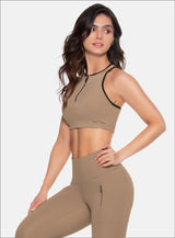 TOP DEPORTIVO DAMA CON CIERE DELANTEROSESGOS EN CONTRASTE EN SISAS Y CUELLO