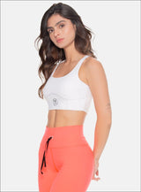 TOP DEPORTIVO CON SESGOS AEREOS DECORATIVOS, FORRO INTERNO, ELÁSTICO EXPUESTO EN LA ESPALDA Y APLQUE DECORATIVO EN EL FRENTE.