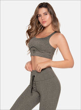 TOP DEPORTIVO CON SESGOS AEREOS DECORATIVOS, FORRO INTERNO, ELÁSTICO EXPUESTO EN LA ESPALDA Y APLQUE DECORATIVO EN EL FRENTE.