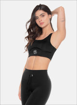 TOP DEPORTIVO CON SESGOS AEREOS DECORATIVOS, FORRO INTERNO, ELÁSTICO EXPUESTO EN LA ESPALDA Y APLQUE DECORATIVO EN EL FRENTE.