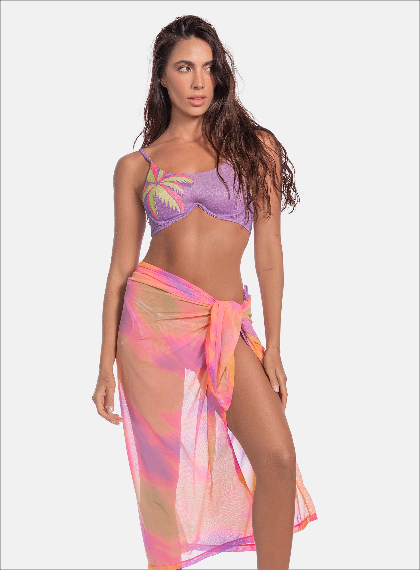 VESTIDO DE BAÑO DOS PIEZAS TELA EFECTO BRLLO, TOP CON VARILLA Y SUBLIMADO EN FLORES